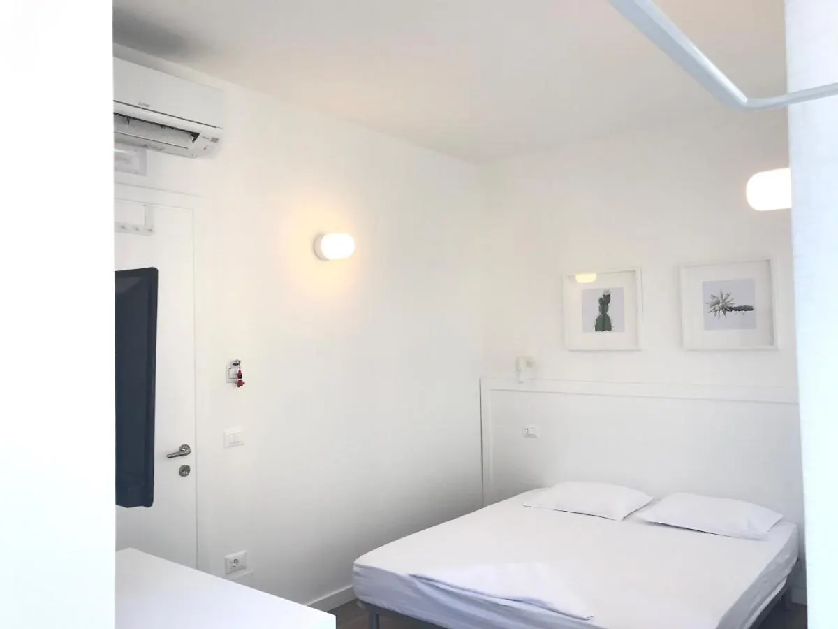 Aleksi Rooms Shëngjin
